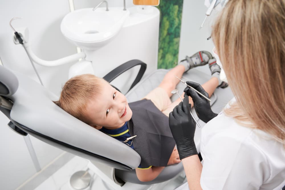 Niño de 3 años en el dentista